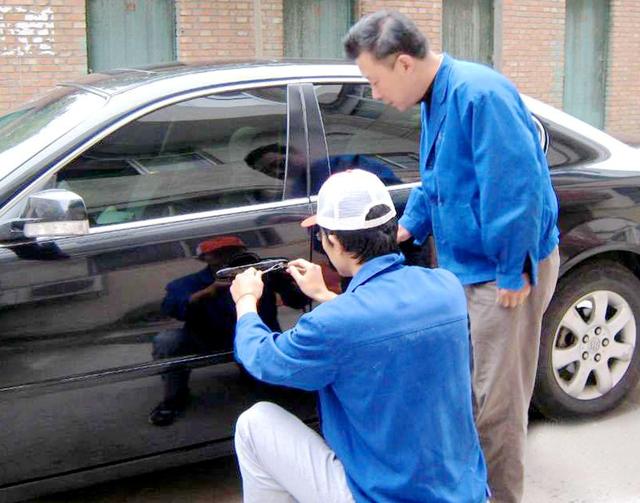 南沙群岛汽车钥匙丢在车里面怎么办?